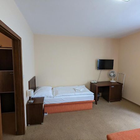 Garni Hotel Cosmopolitan Senec Esterno foto