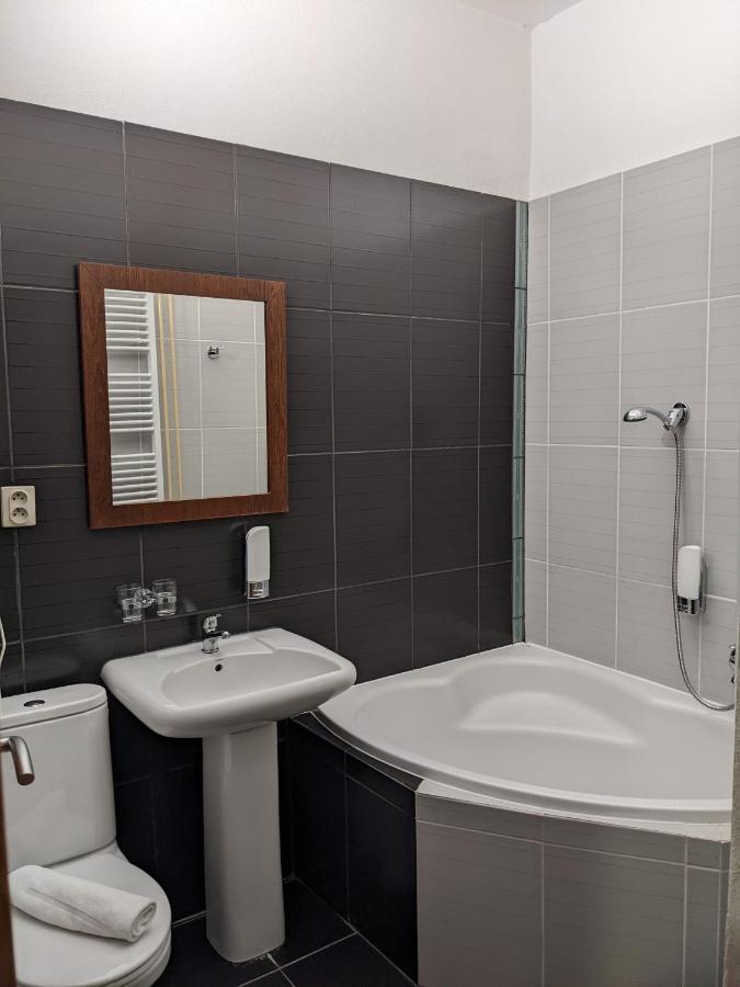 Garni Hotel Cosmopolitan Senec Esterno foto