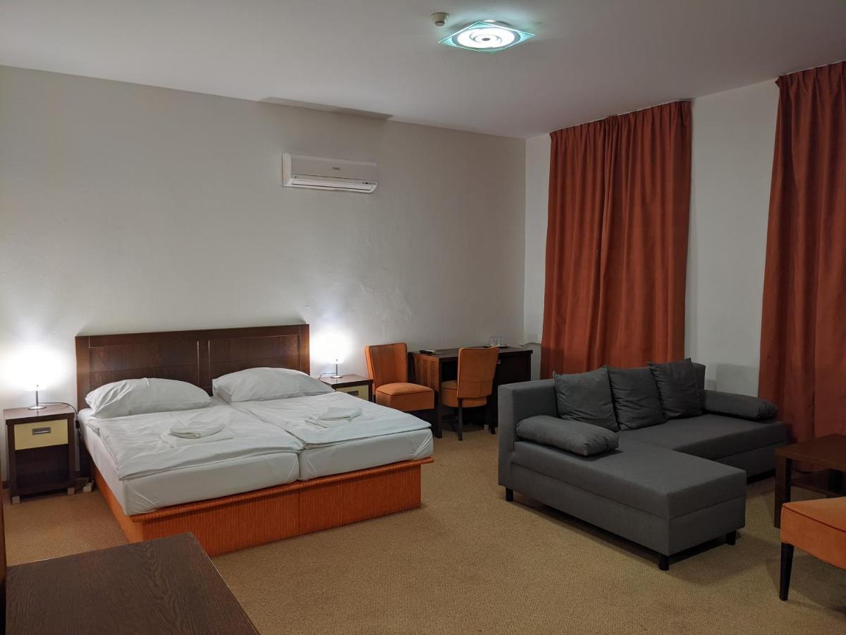 Garni Hotel Cosmopolitan Senec Esterno foto