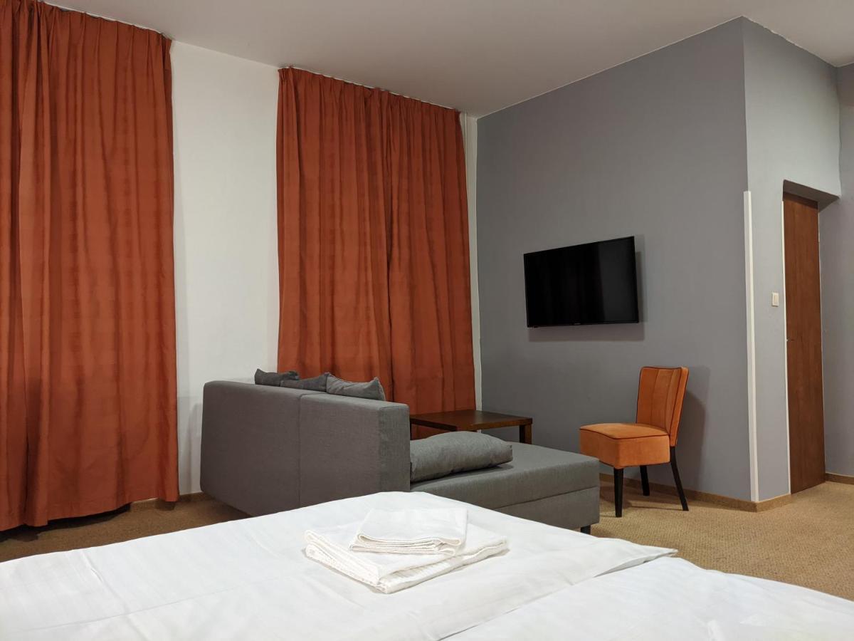 Garni Hotel Cosmopolitan Senec Esterno foto