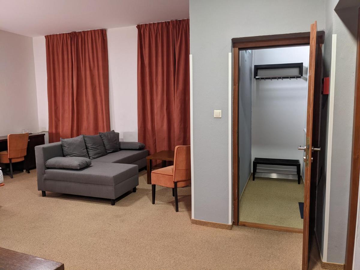 Garni Hotel Cosmopolitan Senec Esterno foto