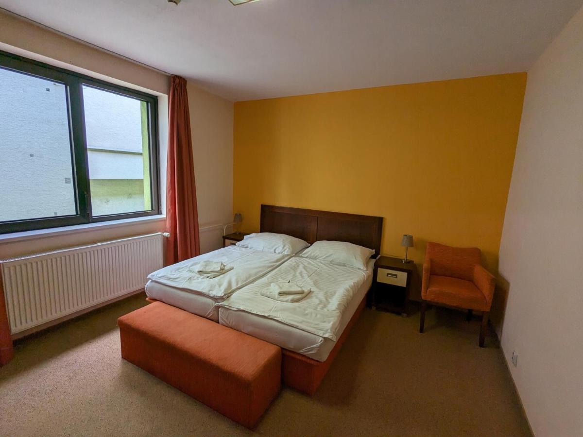 Garni Hotel Cosmopolitan Senec Esterno foto