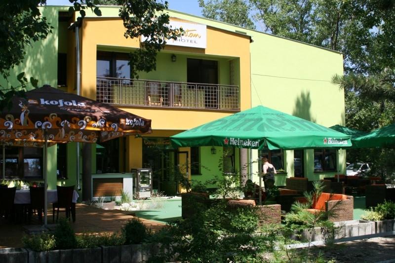 Garni Hotel Cosmopolitan Senec Esterno foto
