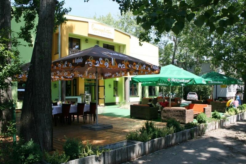Garni Hotel Cosmopolitan Senec Esterno foto