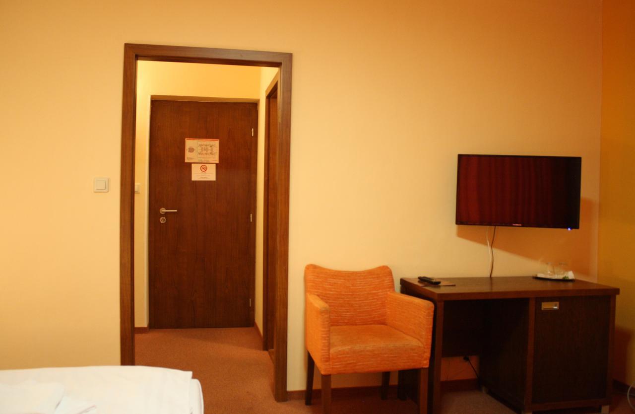 Garni Hotel Cosmopolitan Senec Esterno foto