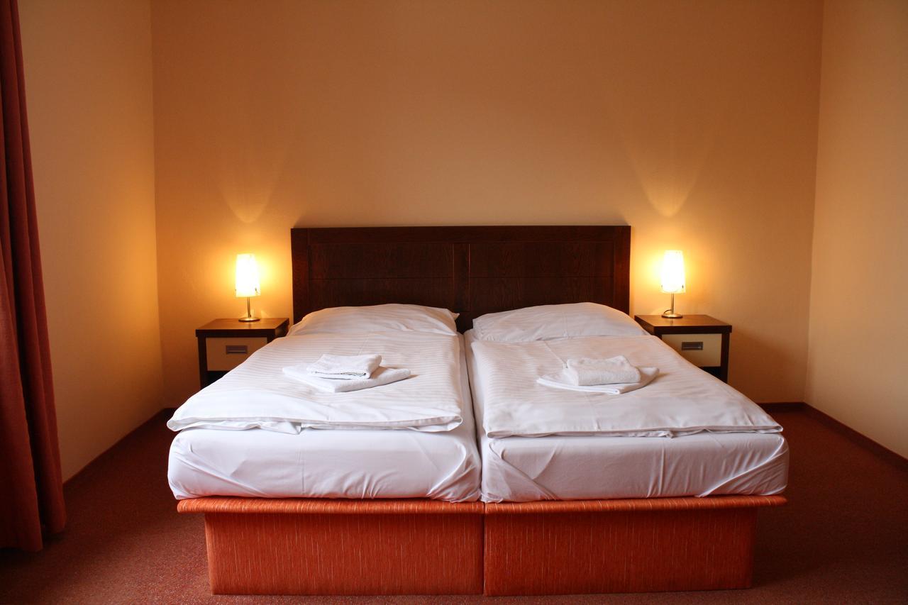 Garni Hotel Cosmopolitan Senec Esterno foto
