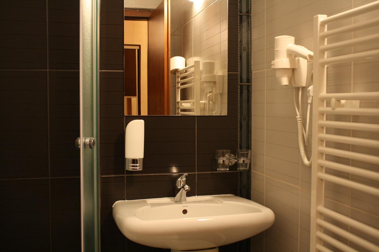 Garni Hotel Cosmopolitan Senec Esterno foto