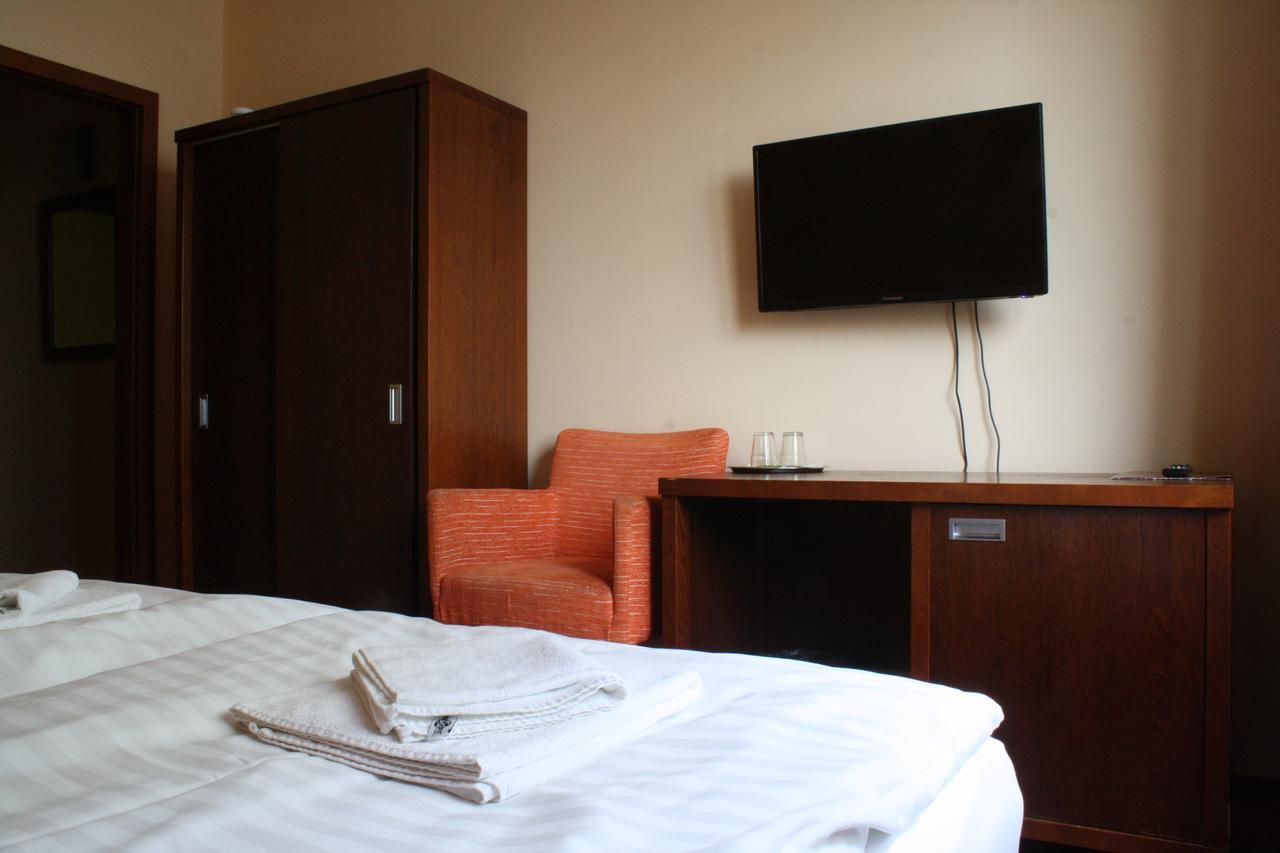 Garni Hotel Cosmopolitan Senec Esterno foto