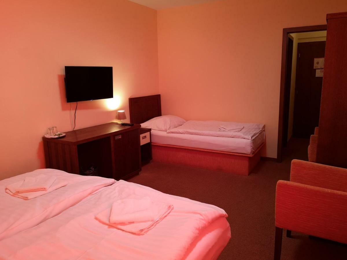 Garni Hotel Cosmopolitan Senec Esterno foto