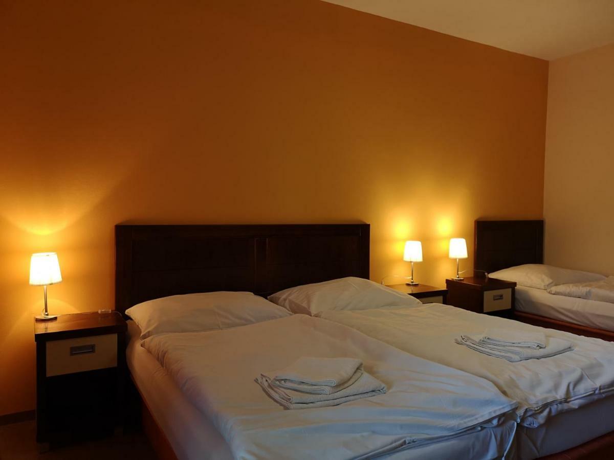 Garni Hotel Cosmopolitan Senec Esterno foto