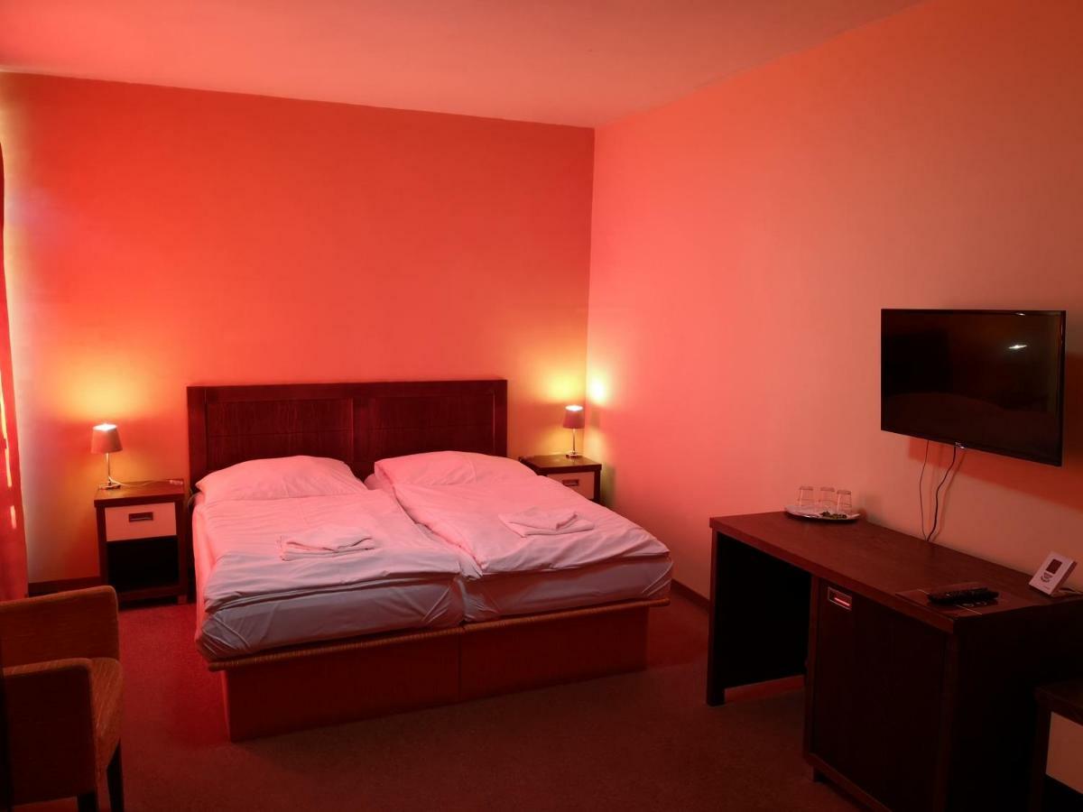 Garni Hotel Cosmopolitan Senec Esterno foto