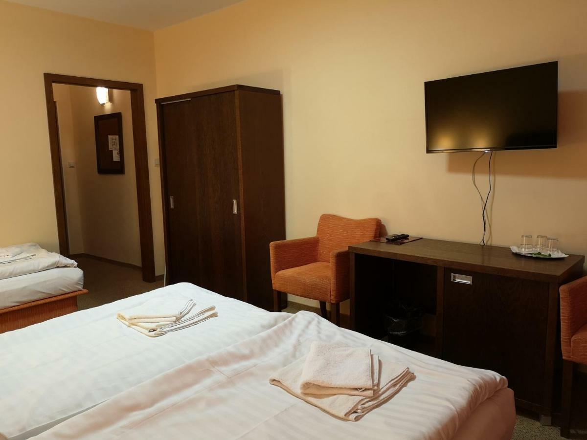 Garni Hotel Cosmopolitan Senec Esterno foto